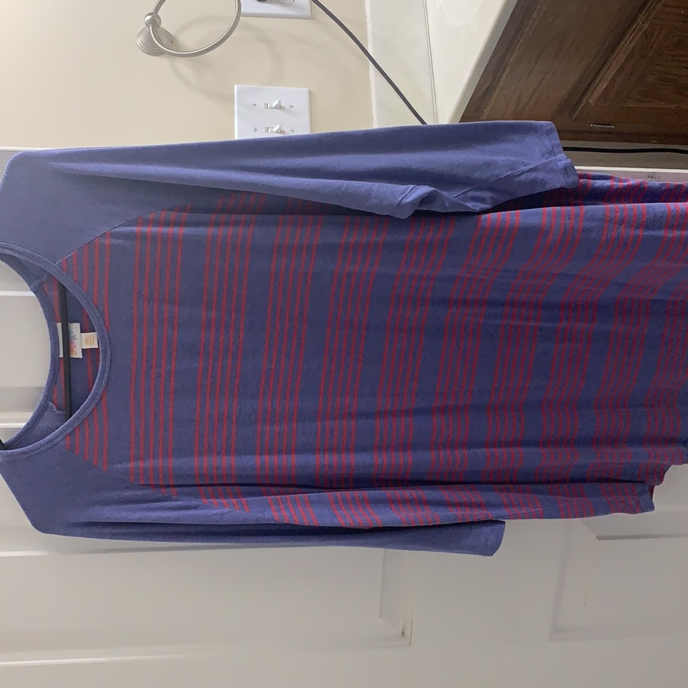Lularoe Randy Tee ($BUNDLE AND SAVE$) - Picture 2 of 4